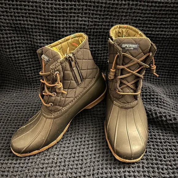 Women sperry boots. Great for cold weather water resistant. Great conditions. - Picture 2 of 4